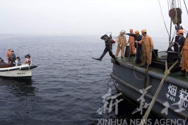 居民出海神秘發(fā)現(xiàn)，疑似水雷重物兩人難以抬動