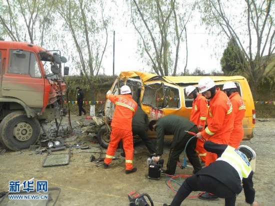 羅山縣車禍?zhǔn)鹿首钚聢蟮?，事故地點揭秘，25日最新消息